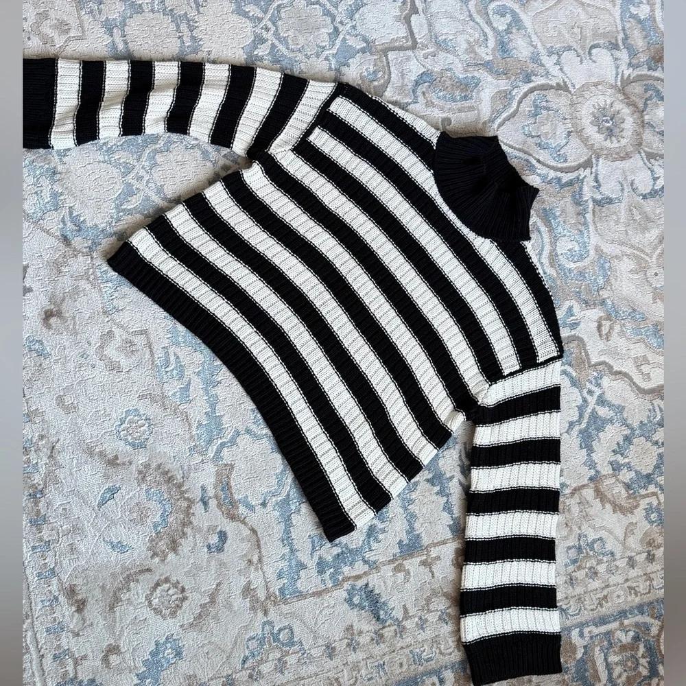 Cool and classy Vince Camuto black and White knit chunky, cropped sweater XL